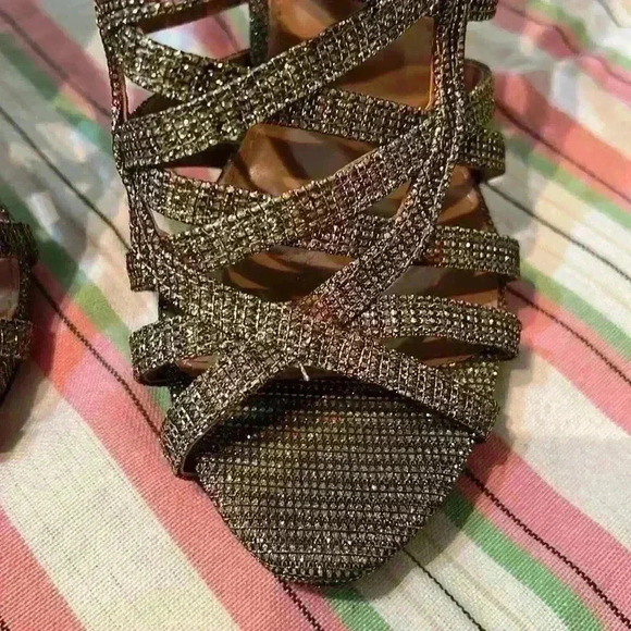 EXPRESS Gold Sandals 5 inch heel with zipper size 7 - Picture 4 of 5